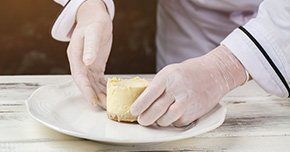 manipular-alimentos-con-guantes-garantiza-la-seguridad-alimentaria