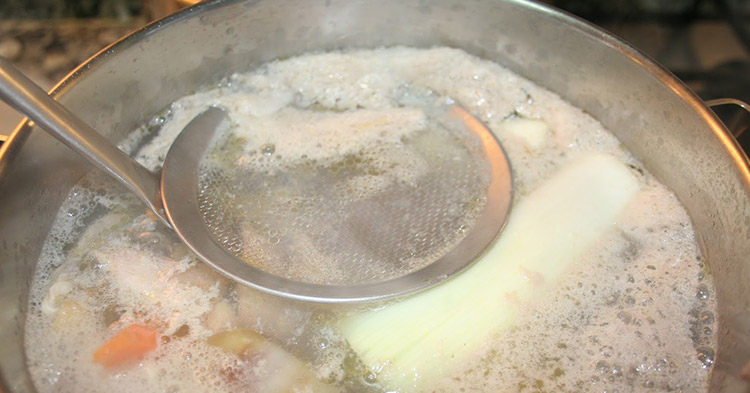 ¿Por qué retirar la espuma que se forma al cocinar ciertos alimentos?